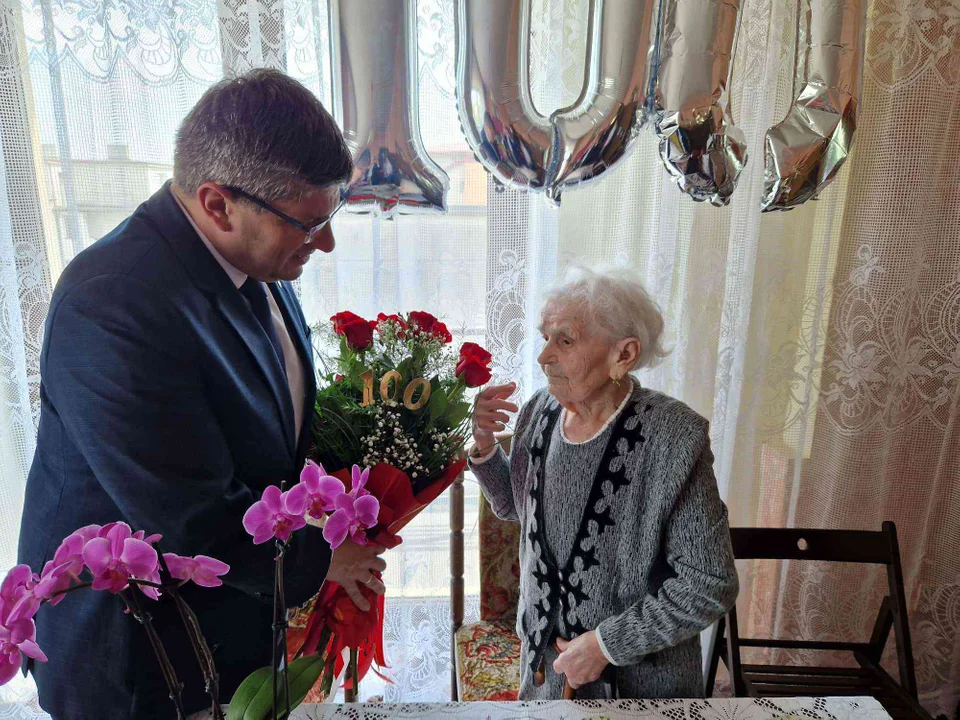 Dwie pabianiczanki skończyły sto lat. Z tej okazji odwiedził je niezwykły gość [ZDJĘCIA] - Zdjęcie główne