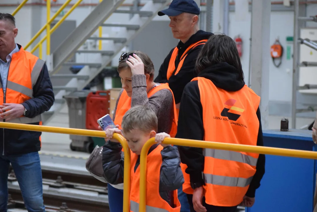 Młodzi pasjonaci kolei odwiedzili zaplecze techniczne ŁKA. Zobacz, jak wygląda w środku [zdjęcia]