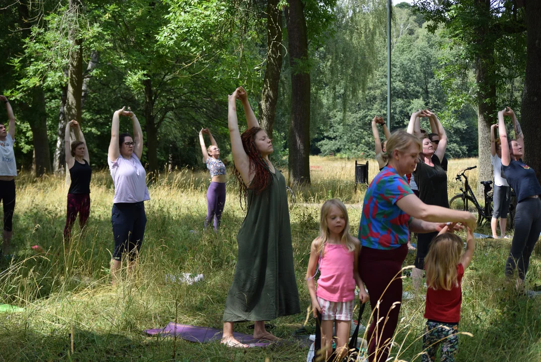 Joga w parku na Zdrowiu