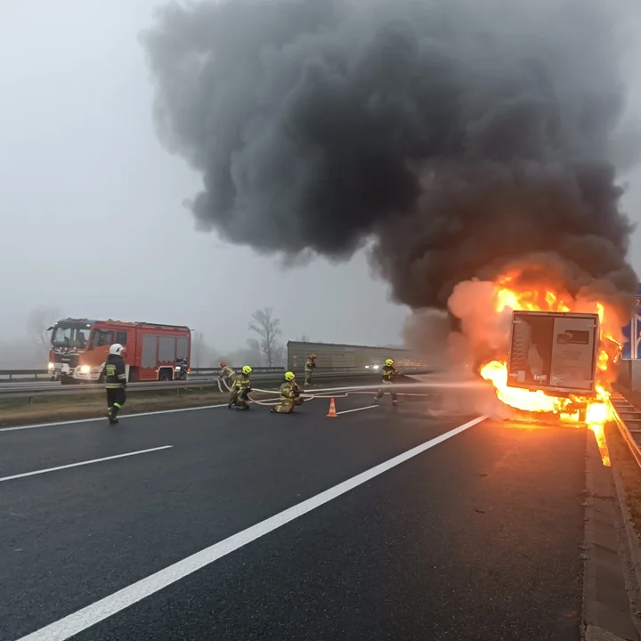 Pożar samochodu dostawczego na autostradzie A2 w Łódzkiem