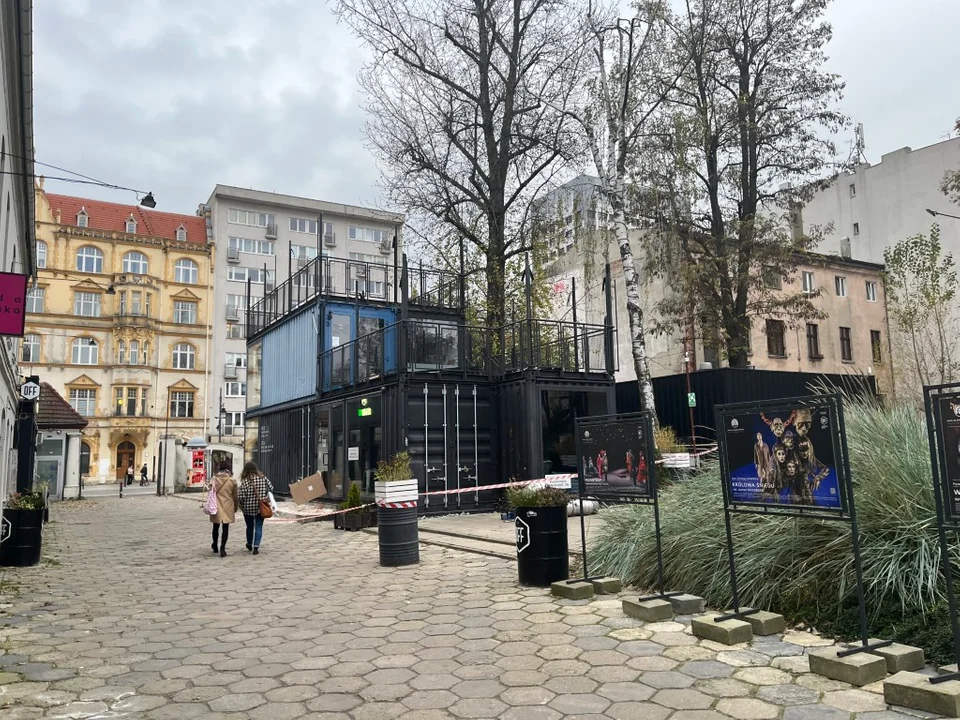 Doki zmieniają miejsce. Już nie będą przy samym wejściu na OFF Piotrkowska w Łodzi. Przenoszą się głębiej w podwórko.