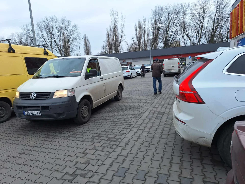 Zakupy w Wigilię w Łodzi i Zgierzu. Szał na parkingach i przy kasach [ZDJĘCIA] - Zdjęcie główne