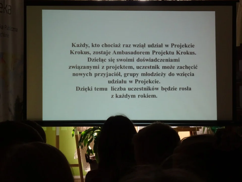 100 cebulek żółtych krokusów posadziły żychlińskie dzieci przy kamieniu upamiętniającym społeczność żydowską tego miasta.