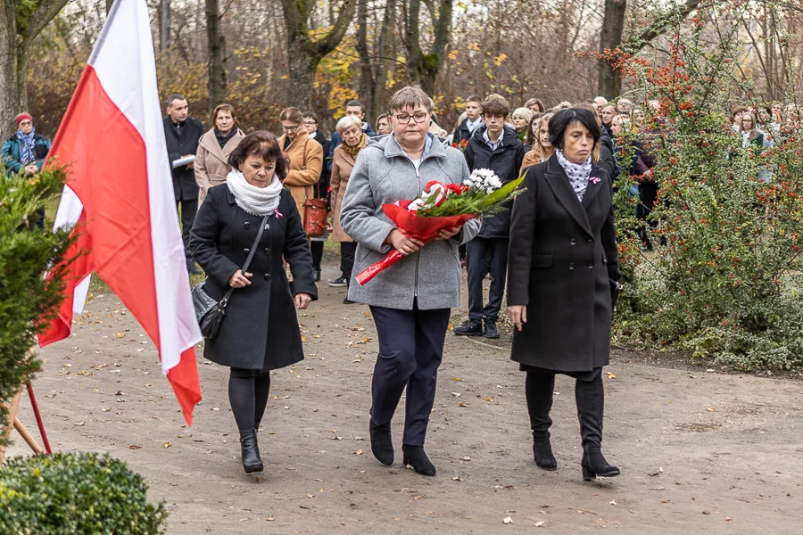 Obchody Święta Niepodległości w Zelowie. Samorządowcy i mieszkańcy złożyli kwiaty [FOTO] - Zdjęcie główne