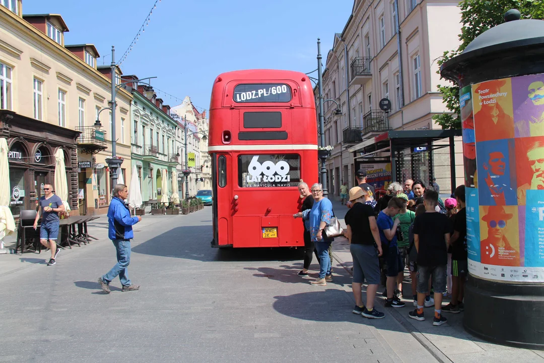 Piętrowy autobus turystyczny przemierza szlakiem łódzkich zabytków