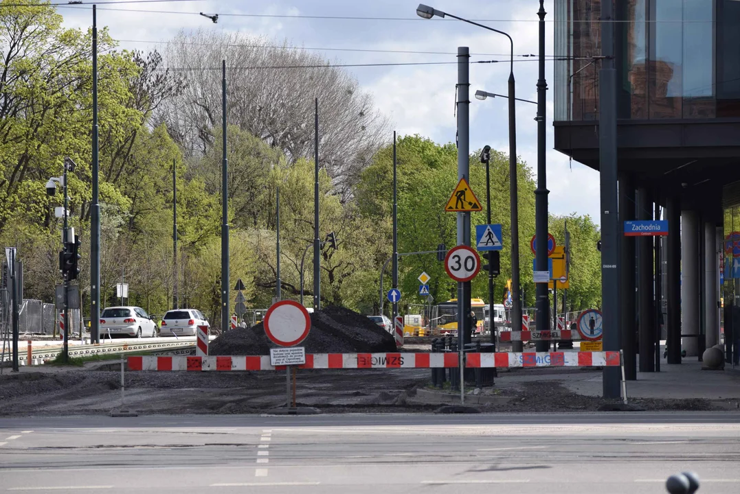 Utrudnienia dla kierowców i pieszych na skrzyżowaniu ul. Ogrodowej i ul. Zachodniej. Obok trwa budowa "Bulwarów Północnych" oraz modernizacja parku Staromiejskiego.