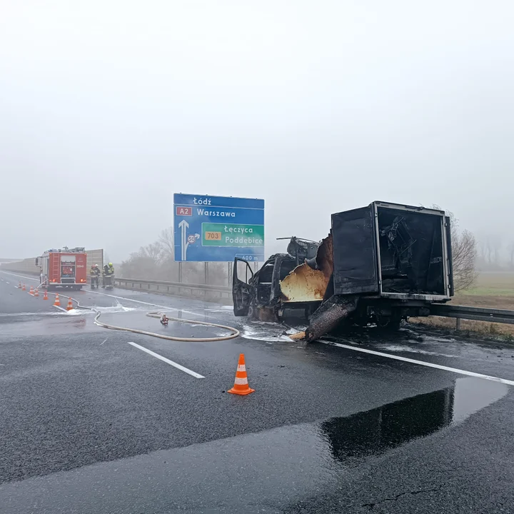 Pożar dostawczaka na autostradzie A2. Jeden ze strażaków został poparzony [ZDJĘCIA] - Zdjęcie główne