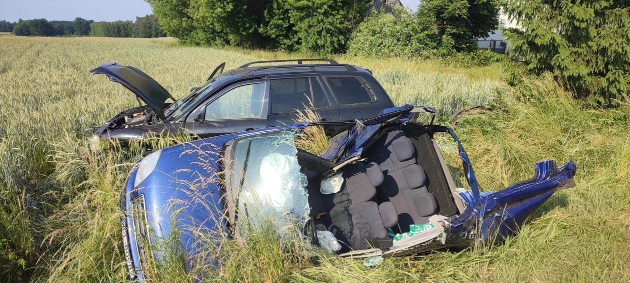 Poważny wypadek pod Płockiem. Cztery osoby w ranne, interweniował śmigłowiec LPR [ZDJĘCIA] - Zdjęcie główne