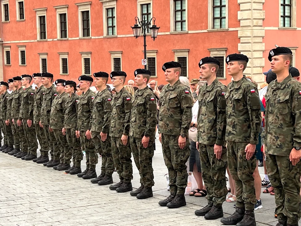 W piątek 1 sierpnia, punktualnie o 17, Warszawa zatrzymała się na symboliczną minutę ciszy. Zawyły syreny, rozdzwoniły się dzwony kościelne, a ulice zamarły.