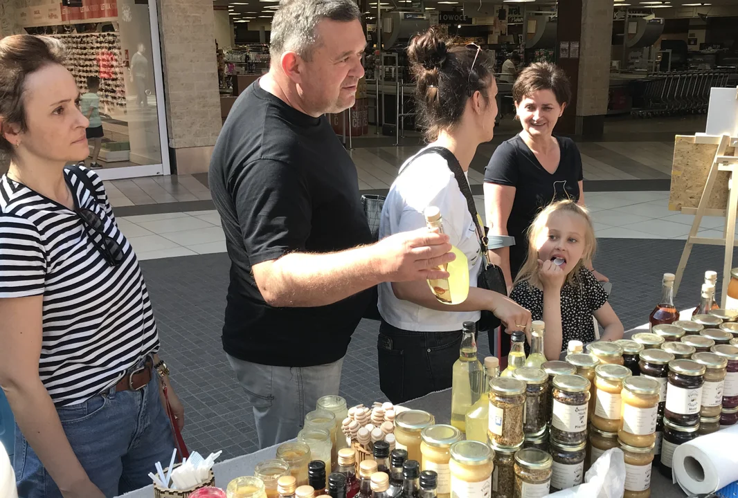 Miód z czarną porzeczką, kakao, cynamonem, a nawet imbirem i czosnkiem. Miodobranie w galerii [ZDJĘCIA] - Zdjęcie główne