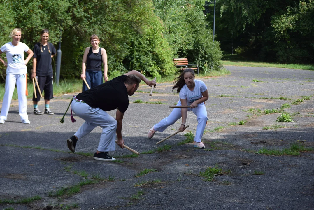 Capoeira w parku Baden-Powella z okazji 600-lecia Łodzi. Warsztaty z tajników sztuk walki [zdjęcia] - Zdjęcie główne