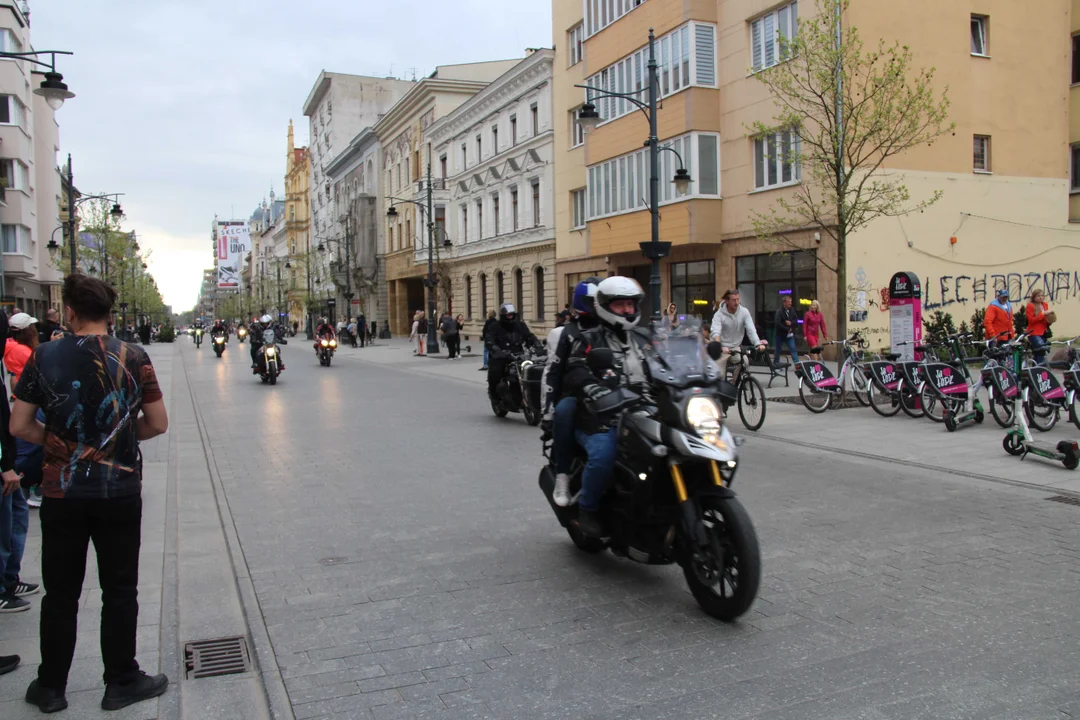 Wielka parada motocyklowa na ulicy Piotrkowskiej w Łodzi