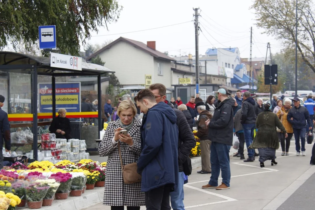 Tłumy łodzian na cmentarzu na Kurczakach