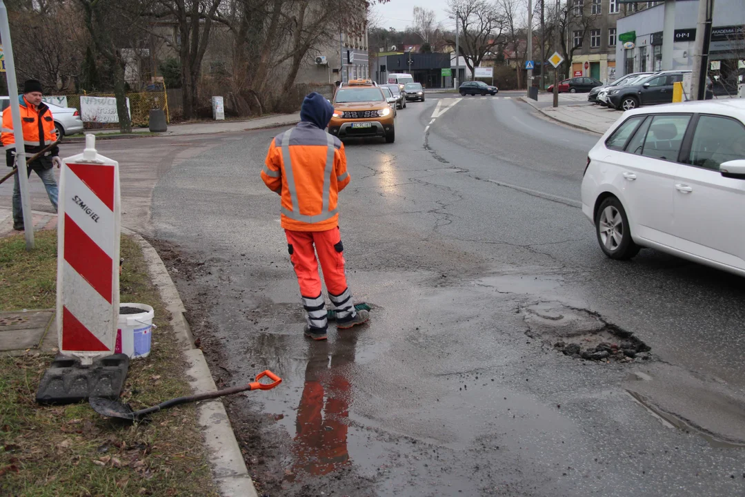 Łatanie dziur na ulicy Rąbieńskiej w Łodzi