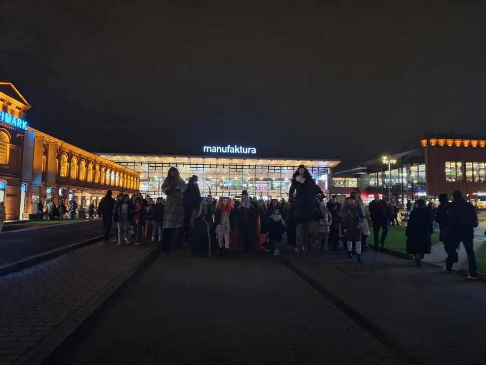 Tłum wampirów na rynku Manufaktury