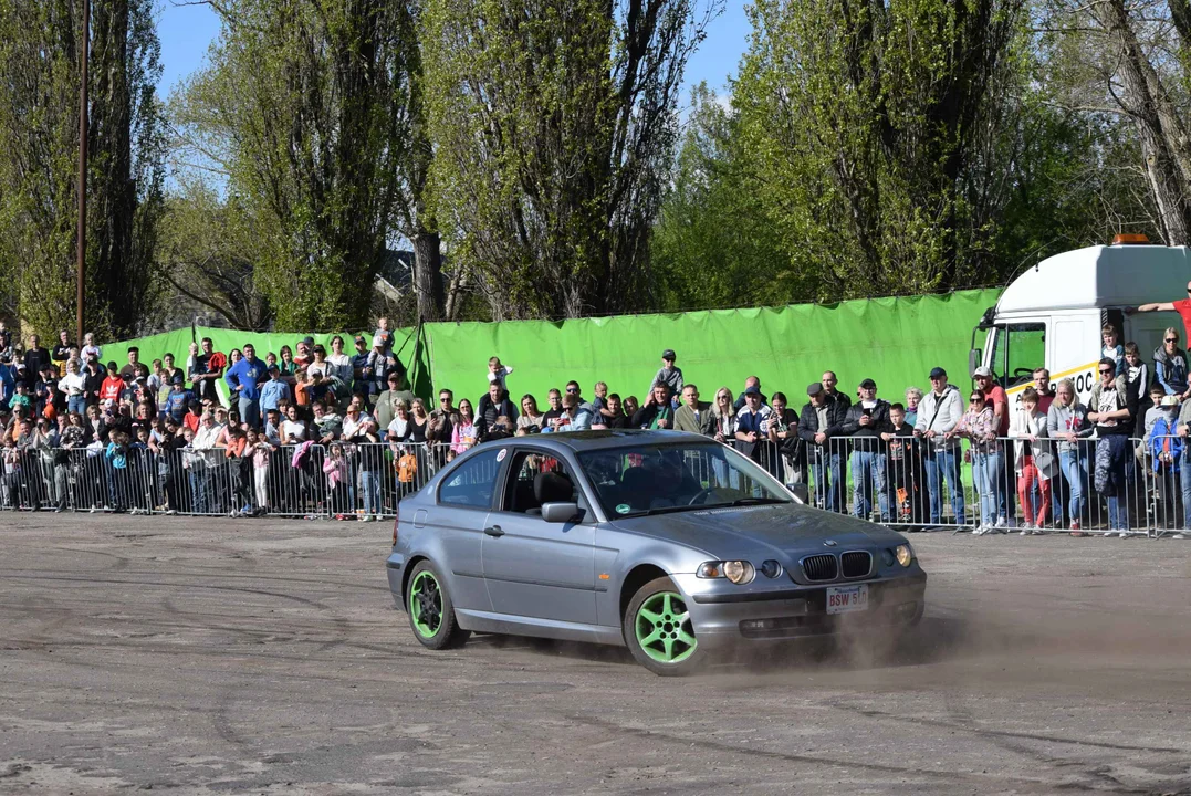 Giganty na czterech kołach zrobiły duże show! Widowiskowy pokaz monster trucków