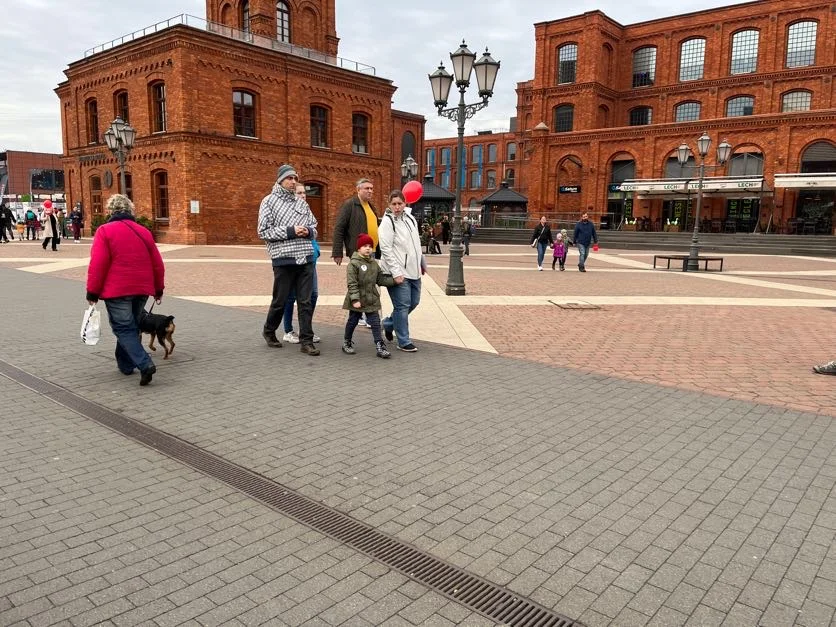 Obchody Święta Niepodległości w Łodzi na rynku Manufaktury