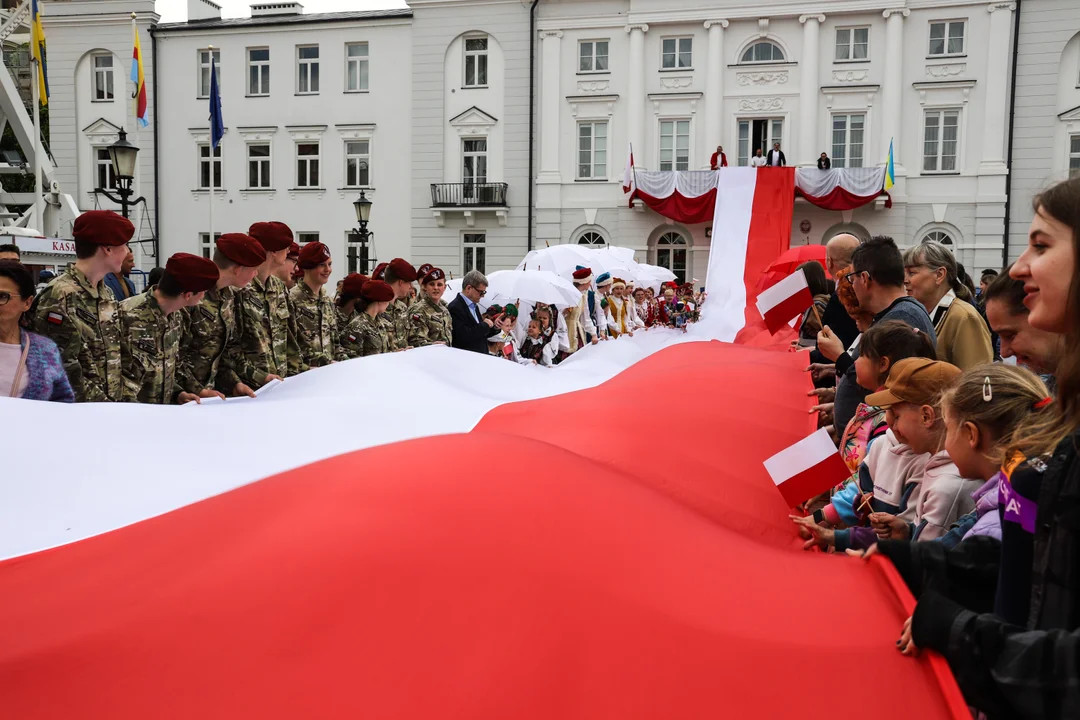 Święto Flagi w Płocku. Ogromna Biało-Czerwona na Starym Rynku [ZDJĘCIA] - Zdjęcie główne