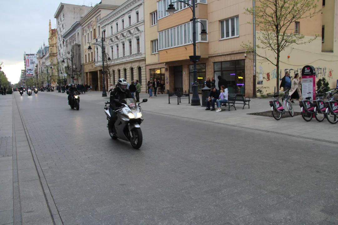 Wielka parada motocyklowa na ulicy Piotrkowskiej w Łodzi