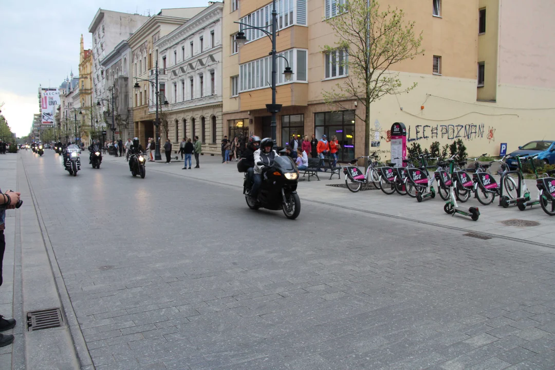 Wielka parada motocyklowa na ulicy Piotrkowskiej w Łodzi