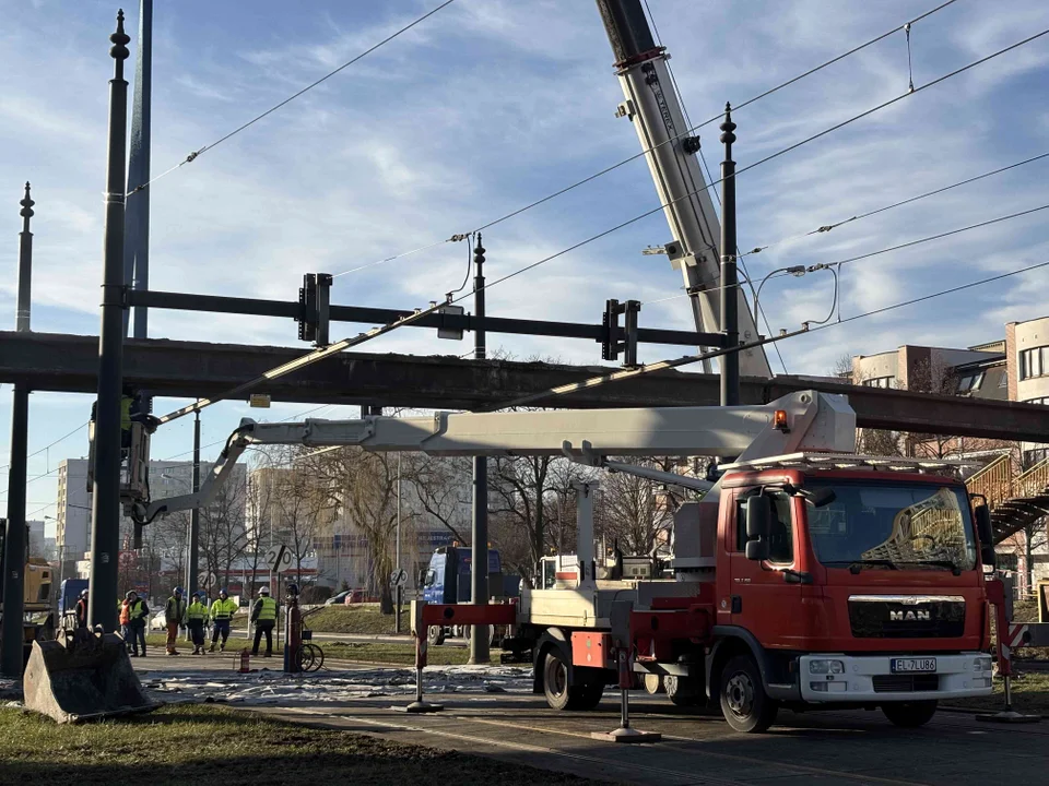 Demontaż starej kładki na łódzkiej Retkini