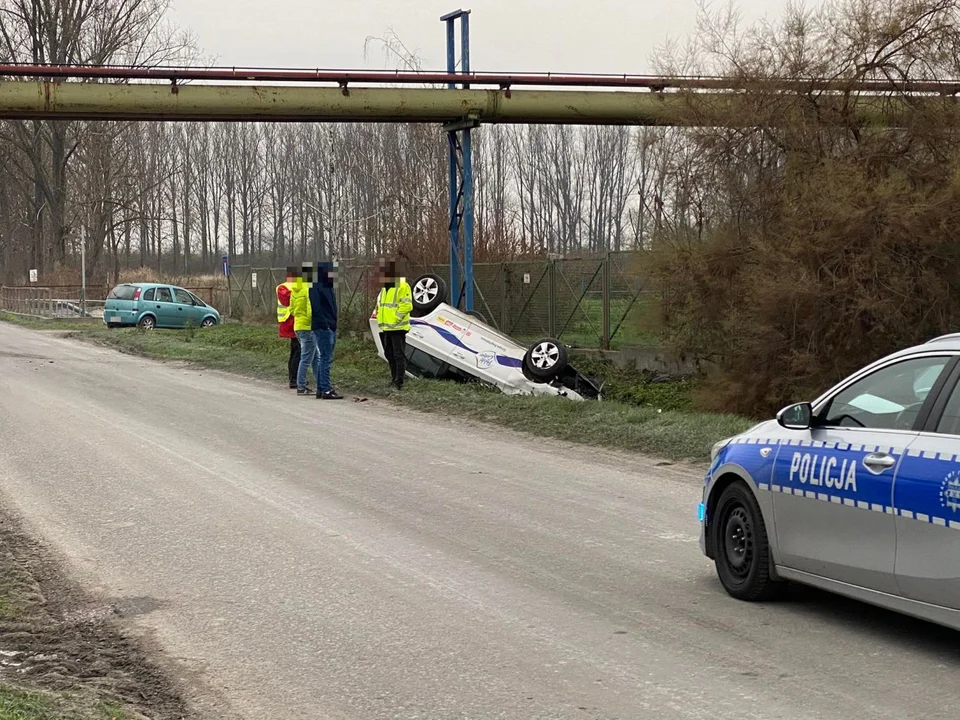 Auto wpadło do rowu. Na miejscu policja i pogotowie [ZDJĘCIA] - Zdjęcie główne