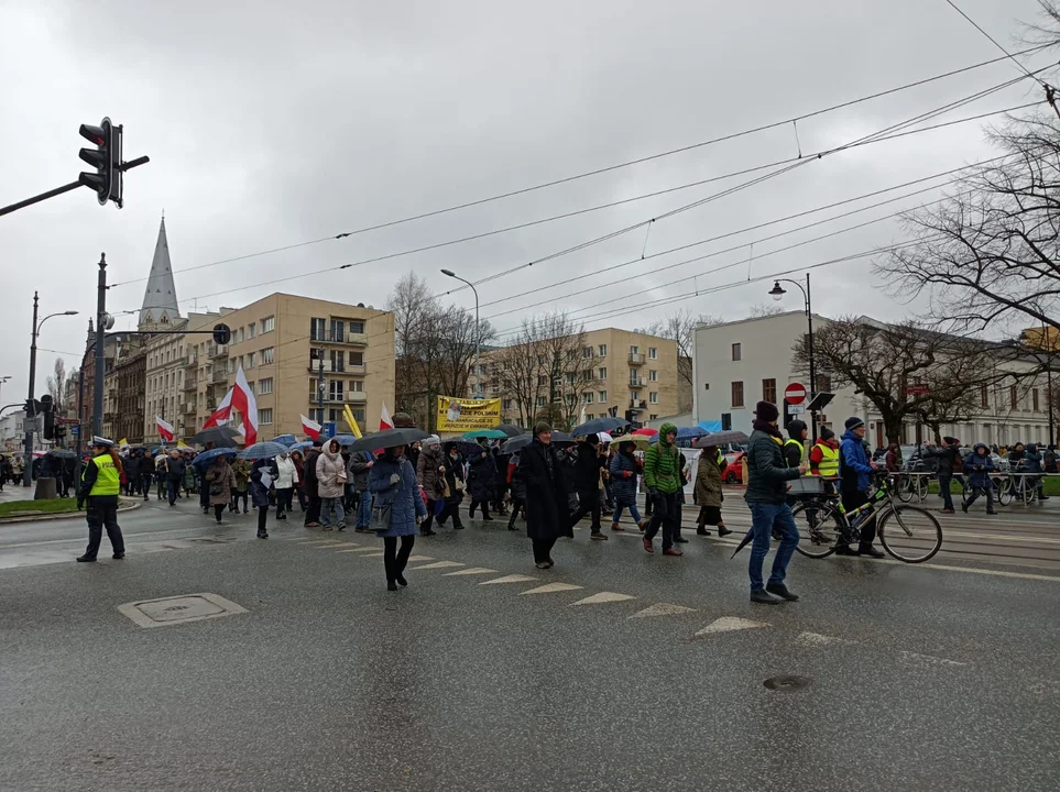 Marsz papieski w Łodzi. Setki łodzian ruszyło ulicami miasta [zdjęcia]