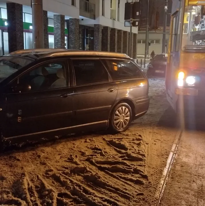 Nieprawidłowe parkowanie na torowisku - tramwaje MPK Łódź mają problem z przejazdem w tym miejscu