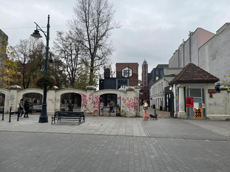 Doki zmieniają miejsce. Już nie będą przy samym wejściu na OFF Piotrkowska w Łodzi. Przenoszą się głębiej w podwórko.