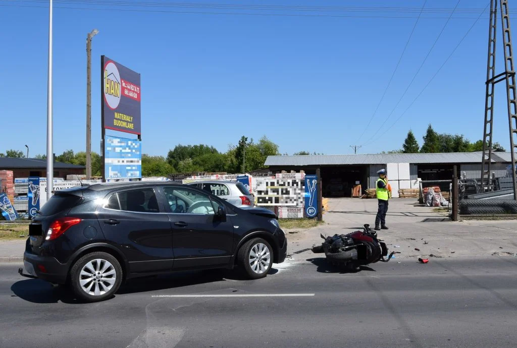 Samochód zderzył się z motocyklem w Bełchatowie. Kierowca jednośladu został ranny - Zdjęcie główne