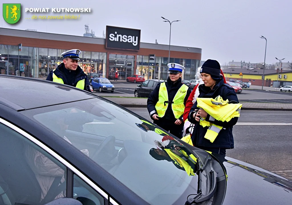 Władze powiatu kutnowskiego i funkcjonariusze policji rozdawali mieszkańcom odblaski z okazji mikołajek