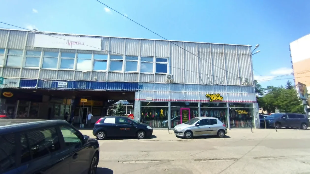 Blaszany pawilon przy Pojezierskiej w Łodzi