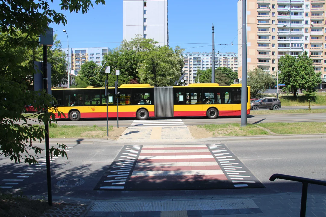 Tymczasowe przejścia dla pieszych na al. Wyszyńskiego prawie gotowe