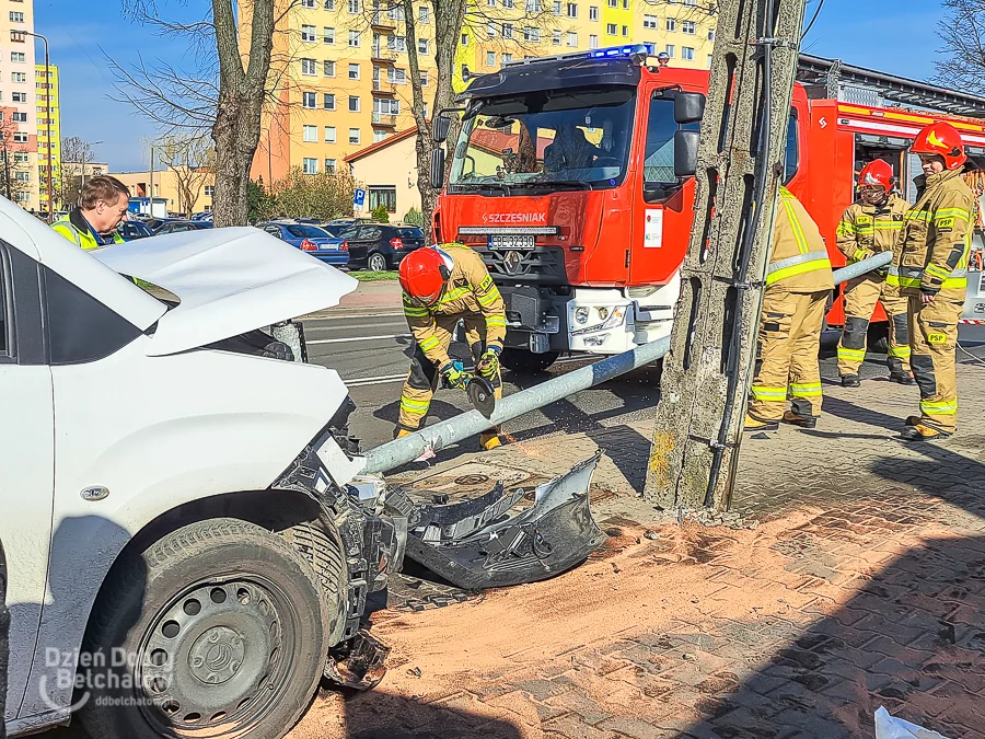 Skosił dostawczakiem latarnię i uderzył w słup na Wojska Polskiego. Na miejscu straż i policja [FOTO] - Zdjęcie główne