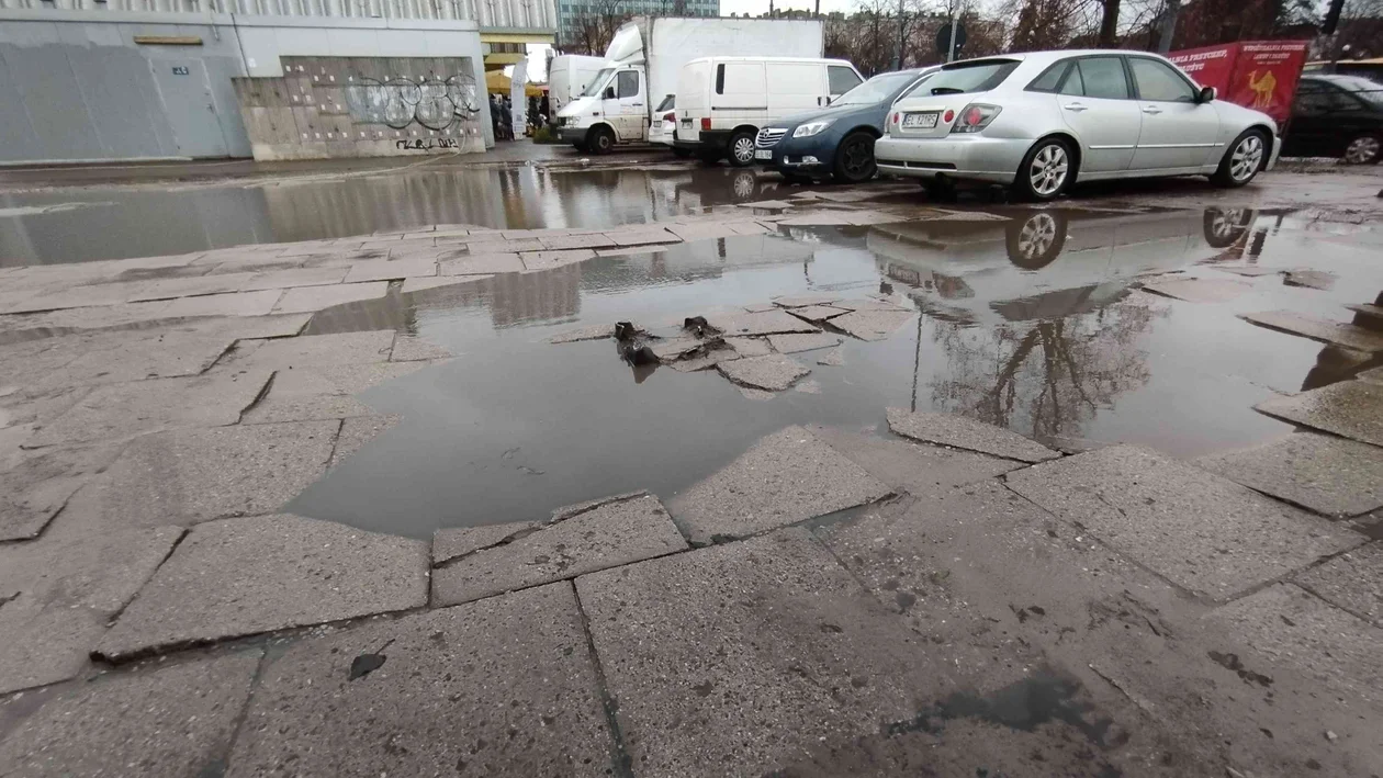 Przy Górniaku kierowcy parkują w dziurach i kałużach. A miasto remontuje wyłącznie parking od ul. Wólczańskiej [ZDJĘCIA] - Zdjęcie główne