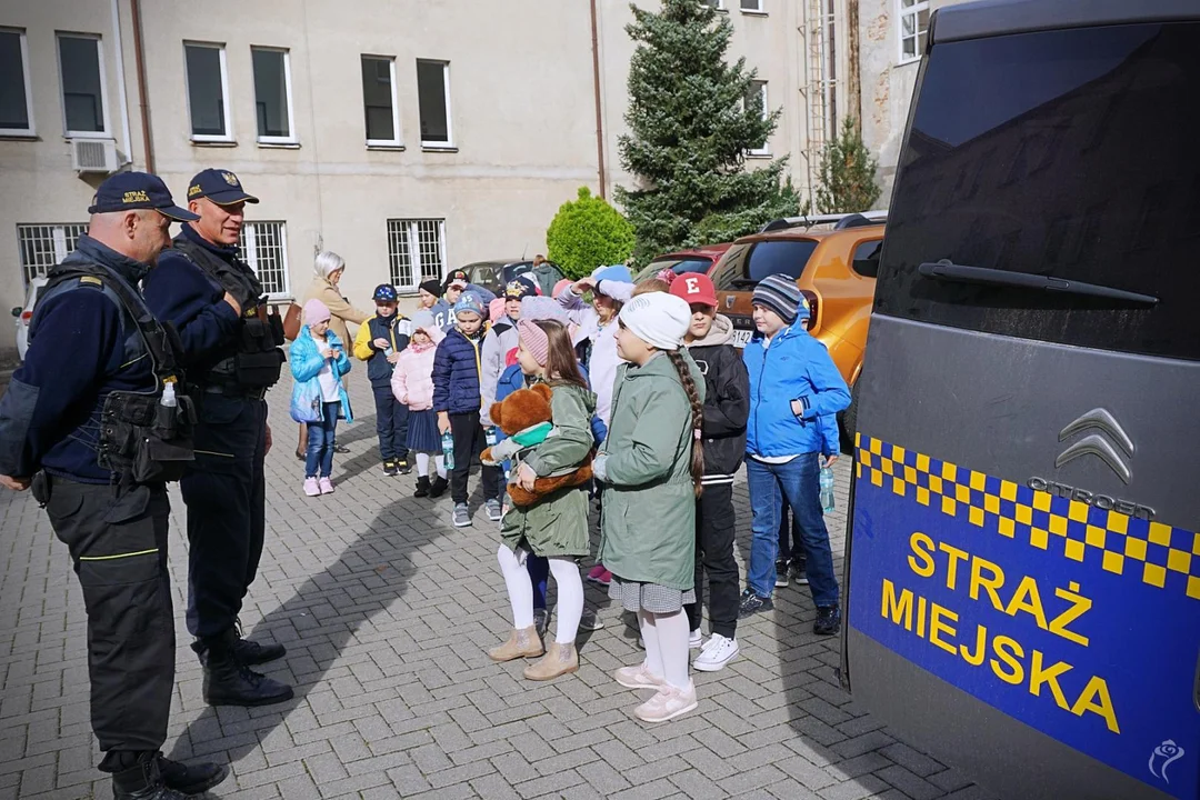 Uczniowie SP nr 2 w Kutnie odwiedziły Urząd Miasta. Spotkały się z prezydentem i strażnikami miejskimi