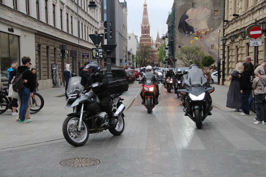 Wielka parada motocyklowa na ulicy Piotrkowskiej w Łodzi