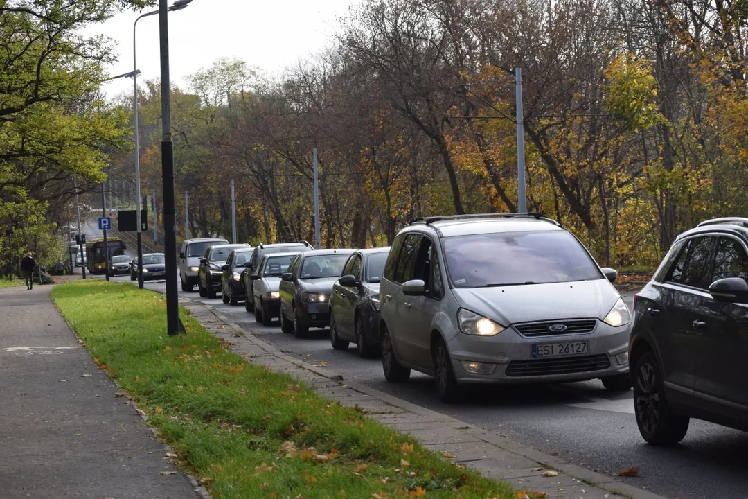 Łodzianie przygotowują groby bliskich do Wszystkich Świętych