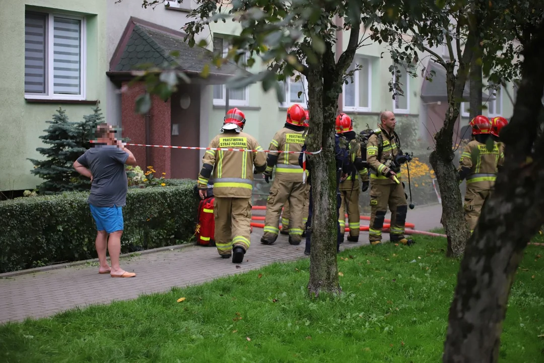 Trwa akcja gaśnicza w jednym z bloków w centrum Kutna. Doszło tam do pożaru w piwnicy