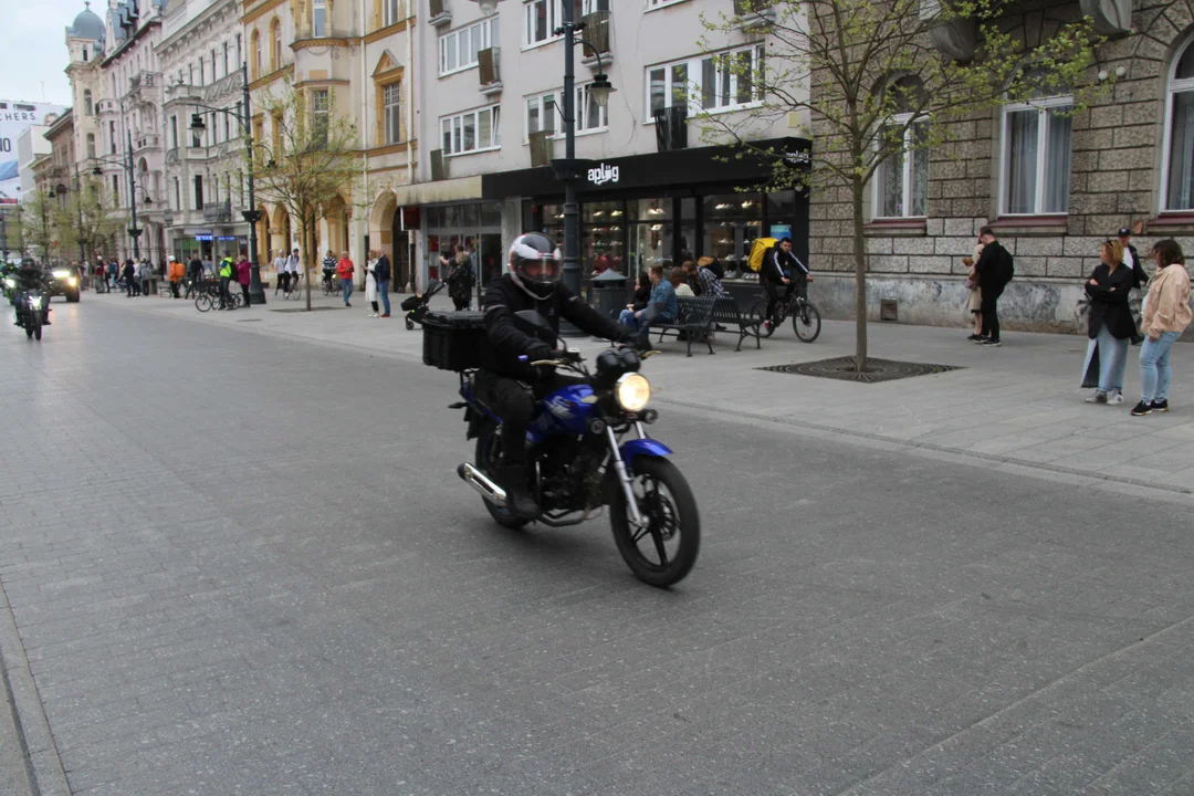 Wielka parada motocyklowa na ulicy Piotrkowskiej w Łodzi