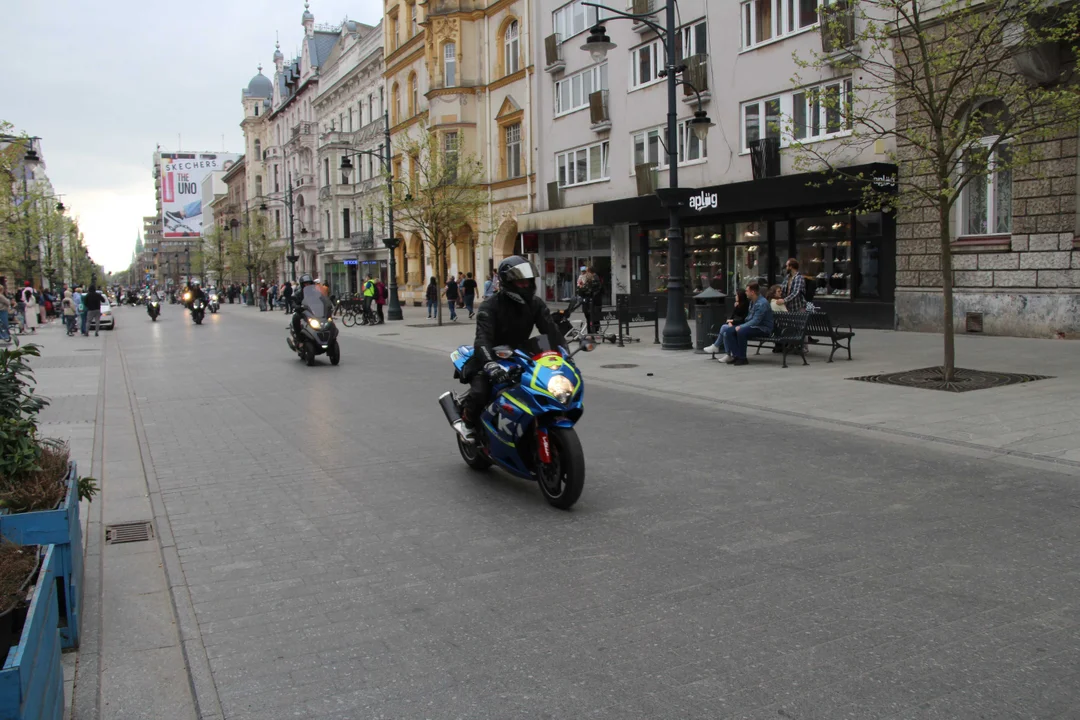 Wielka parada motocyklowa na ulicy Piotrkowskiej w Łodzi