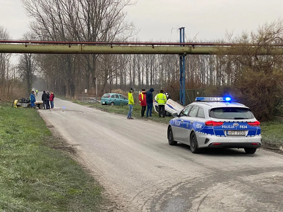 Wypadek w Dobrzelinie. Auto wpadło do rowu