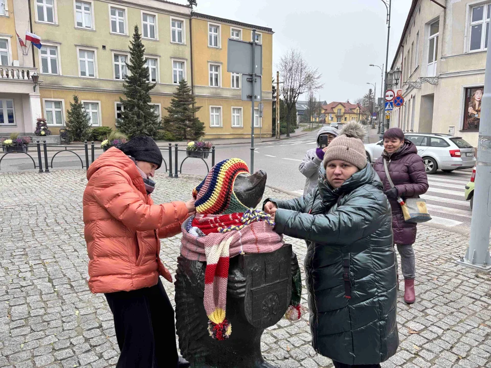 Pomnik w centrum miasta udekorowany przez grupę „Zamontanki”