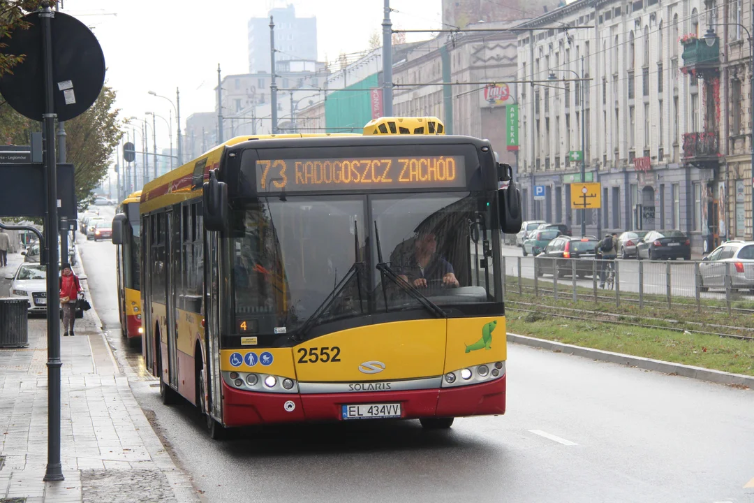 Trwa łączenie nowego torowiska ze starym przy ul.Legionów w Łodzi