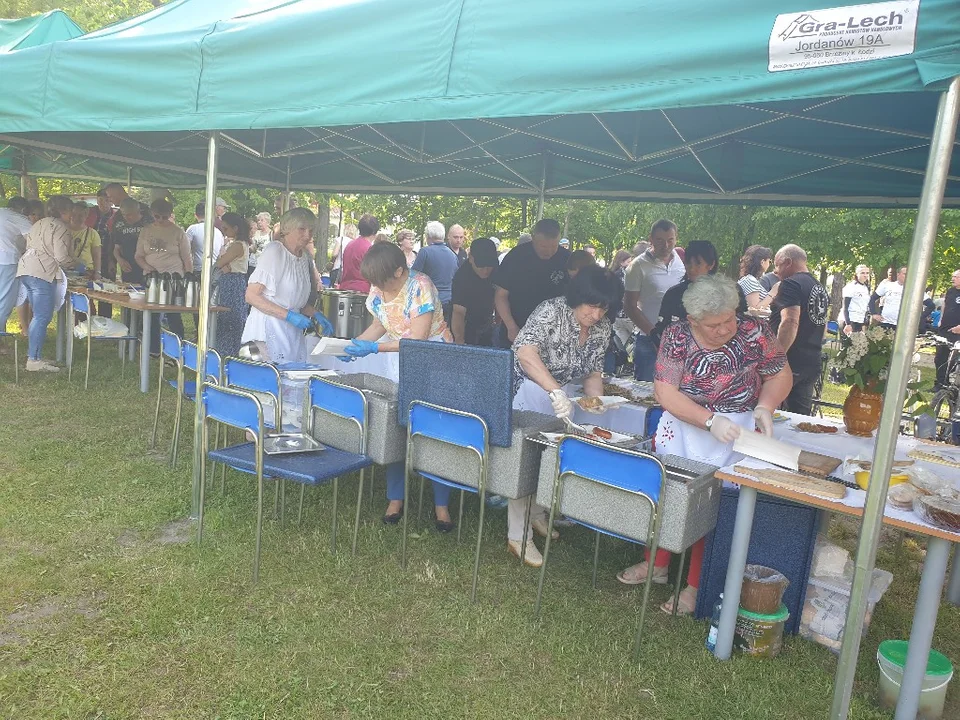 Piknik Strażacki w Dzierżąznej pod Zgierzem. Piękna pogoda i mnóstwo atrakcji, muzyki i dobrego jedzenia [zdjęcia]