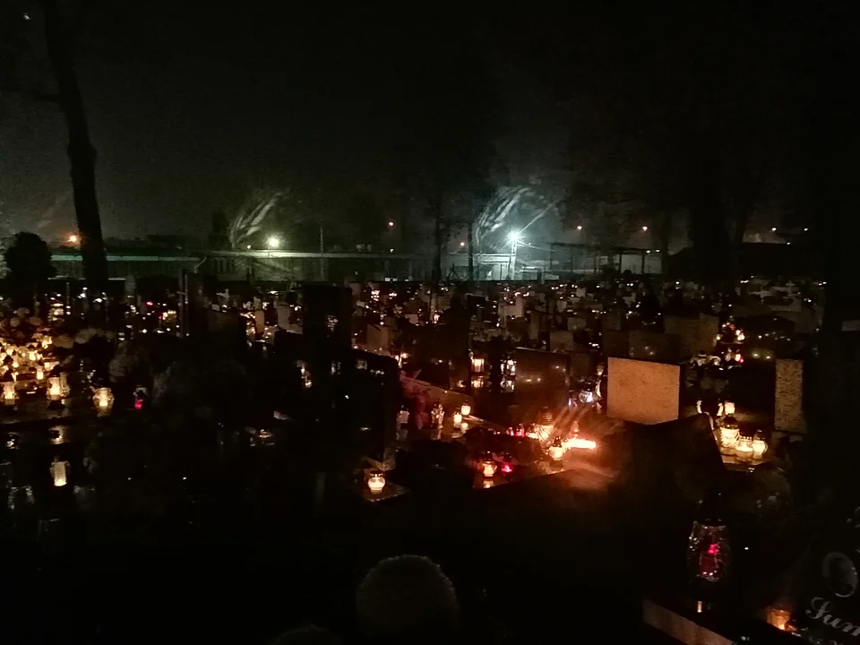 Zgierzanie i mieszkańcy okolic odwiedzili groby na cmentarzach w regionie