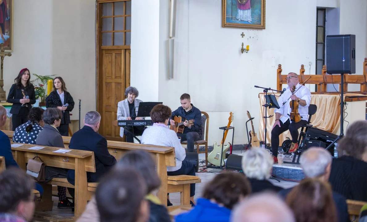 Muzyczna uczta w kutnowskiej parafii. Znany artysta poruszył wiernych (ZDJĘCIA) - Zdjęcie główne