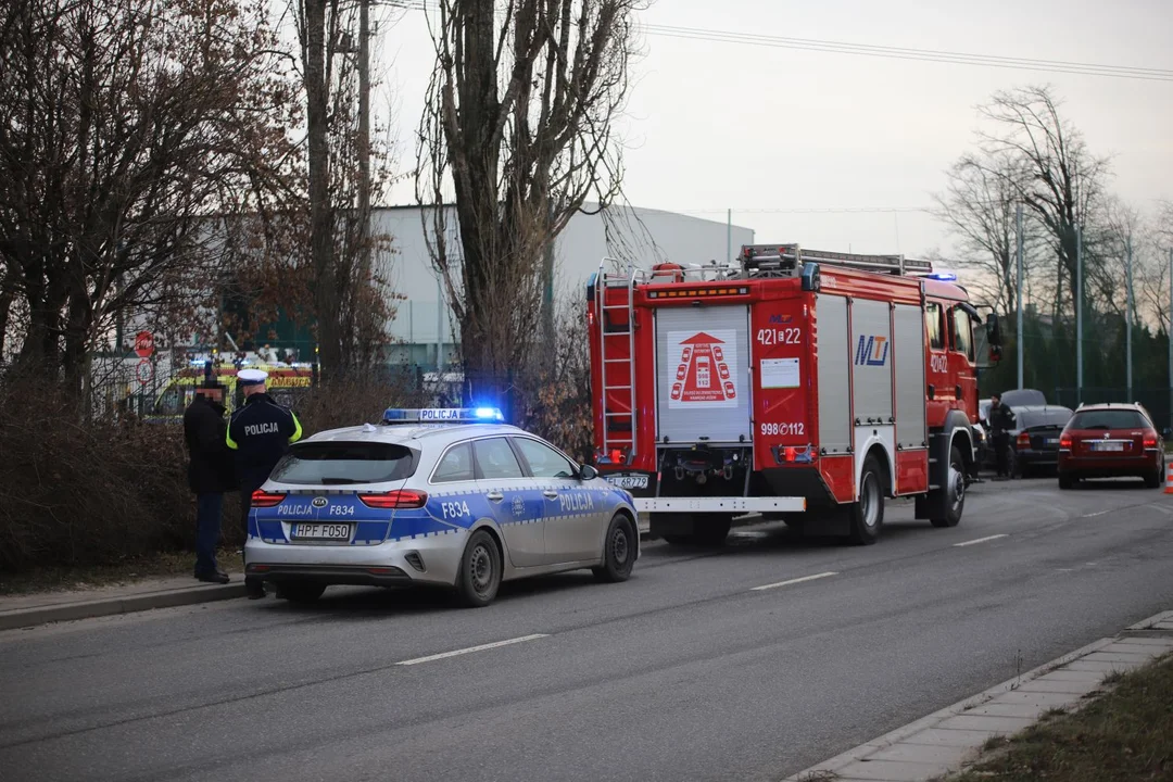 Kraksa na wylotówce z Kutna. Służby w akcji [ZDJĘCIA] - Zdjęcie główne