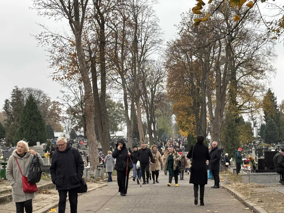 Korki w okolicach cmentarza na Dołach