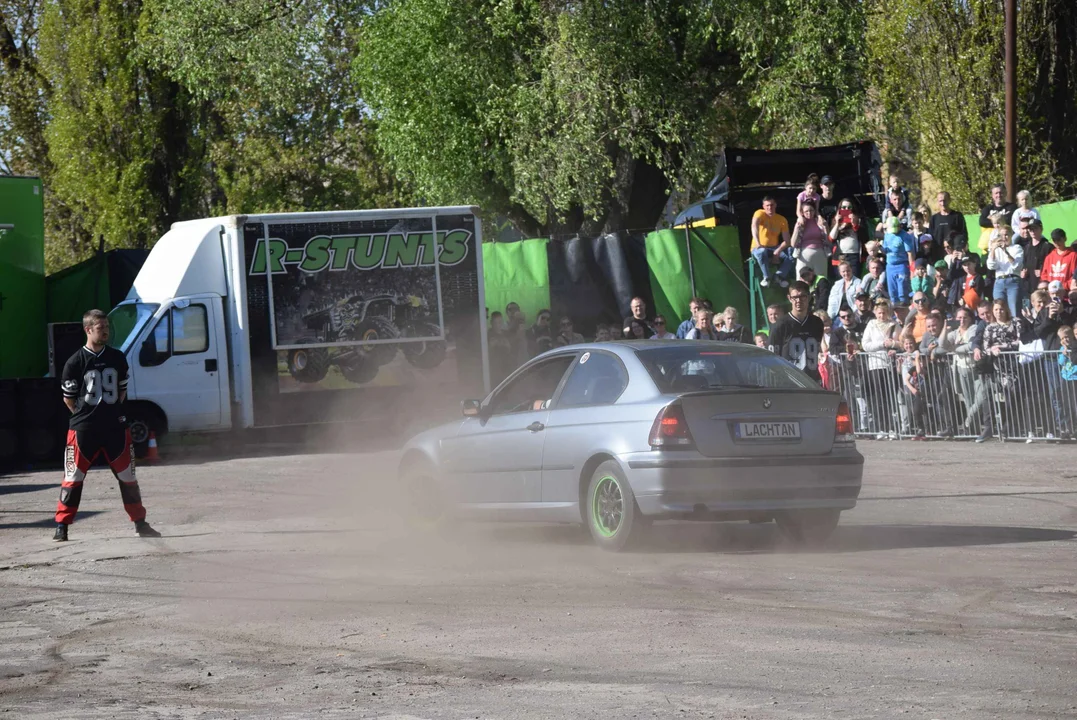 Giganty na czterech kołach zrobiły duże show! Widowiskowy pokaz monster trucków